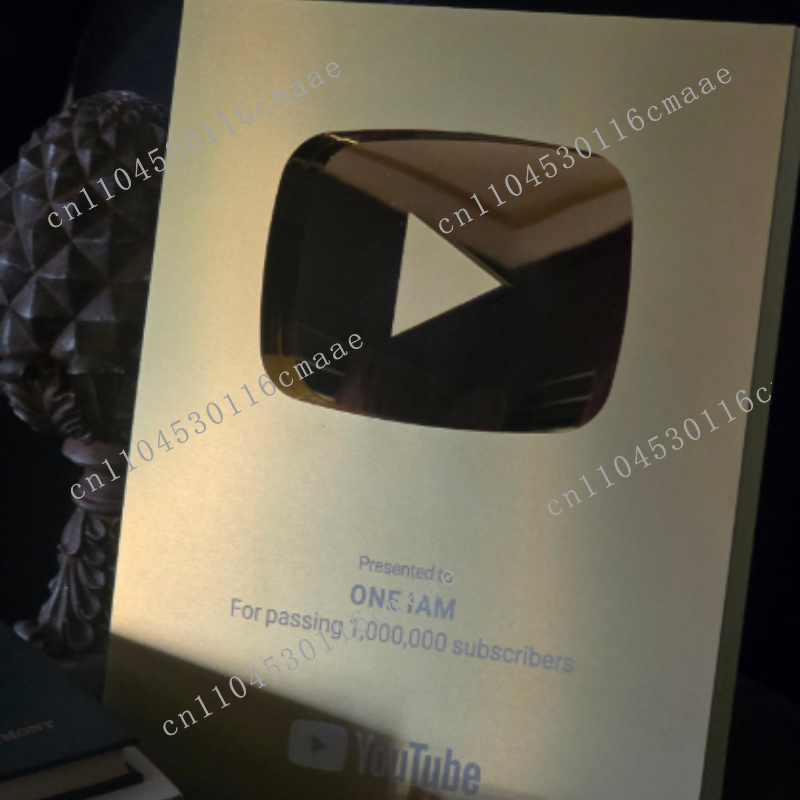 カスタム名入りYouTubeプレイボタン、シルバー、ゴールド - Esports Gaming Trophy のレビューと価格